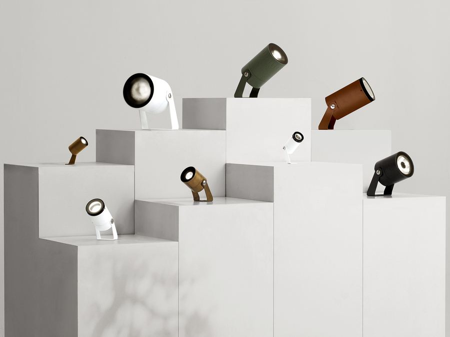 Proiettori Luce&Light Ginko di diverse misure e finiture su piedistalli