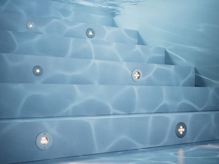Incassi subacquei Luce&Light Moby sui gradini di una piscina