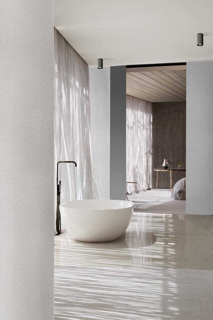 Bagno chiaro con la vasca e i plafoni Macrolux Cube a soffitto