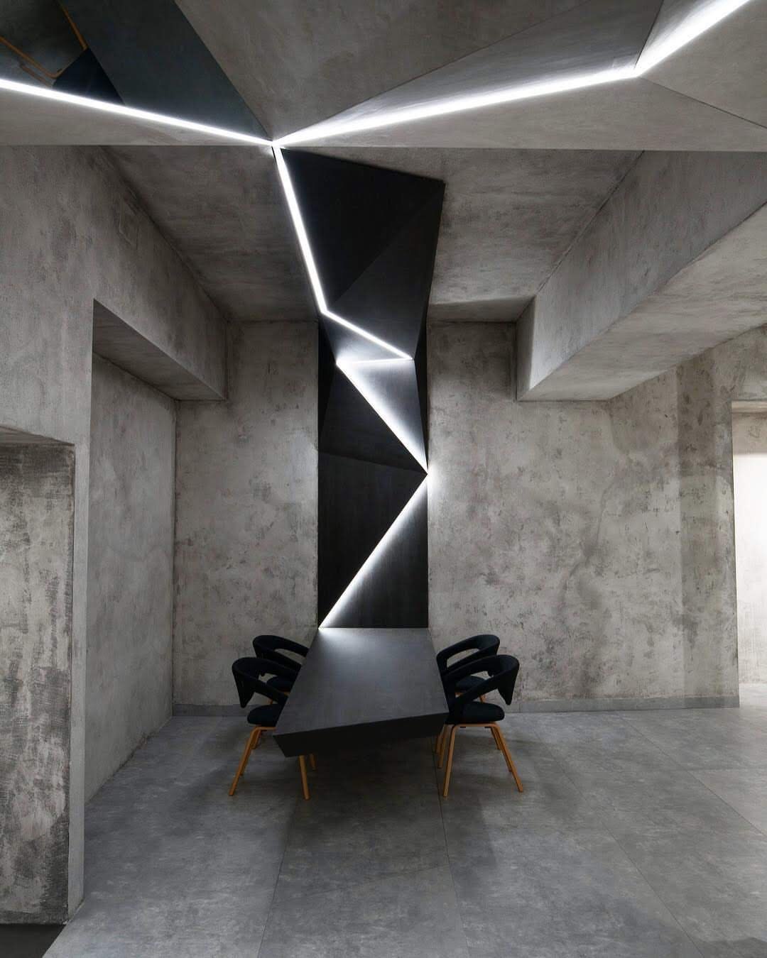 Sala in cemento con le linee di luce Macrolux che tagliano il soffitto e la parete: la stessa scena al buio e con la luce accesa
