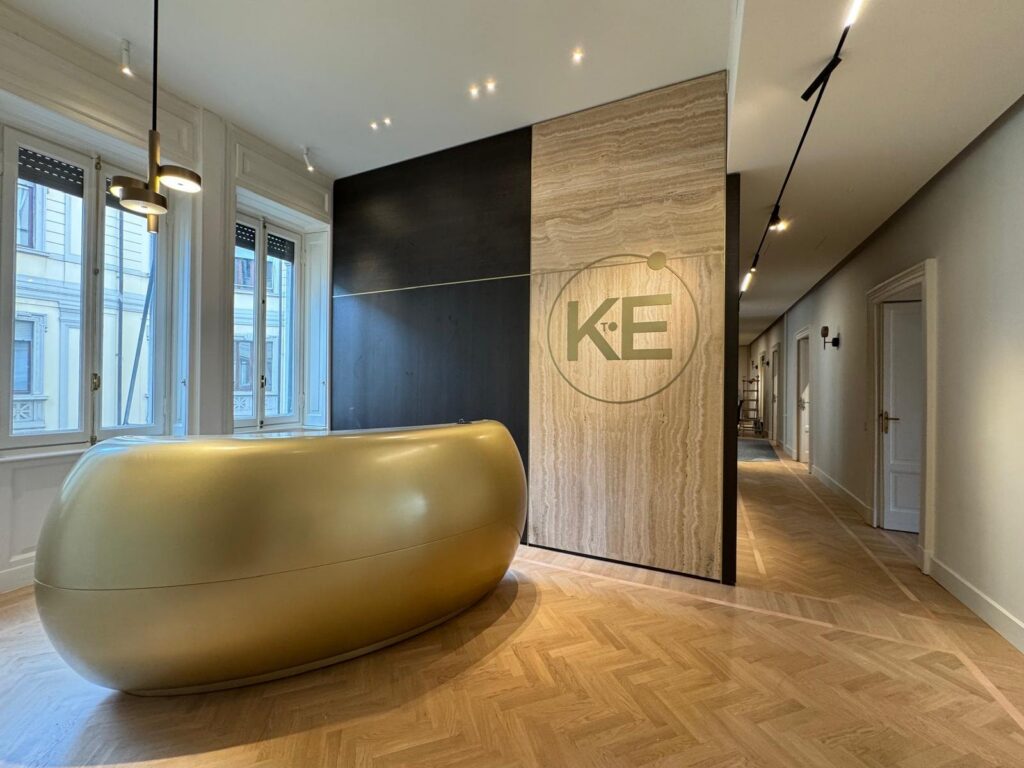 Ingresso di uno studio con il bancone dorato e i faretti Macrolux a soffitto