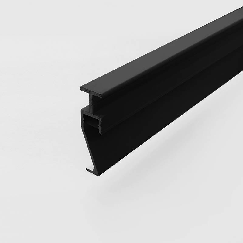 Profilo in alluminio nero Macrolux MA2_10 per la strip LED, visto di taglio su fondo bianco