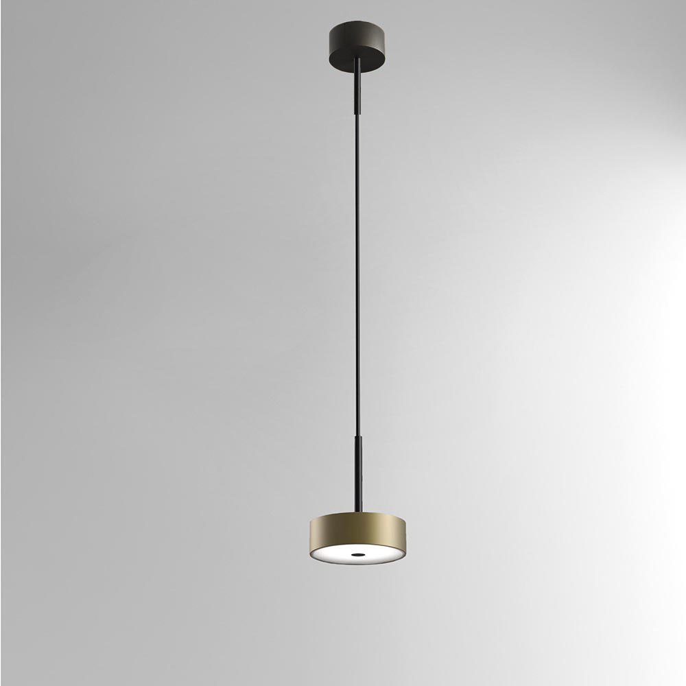Sospensione Macrolux ArcDecor Puck in ottone con il disco sottile, su fondo bianco