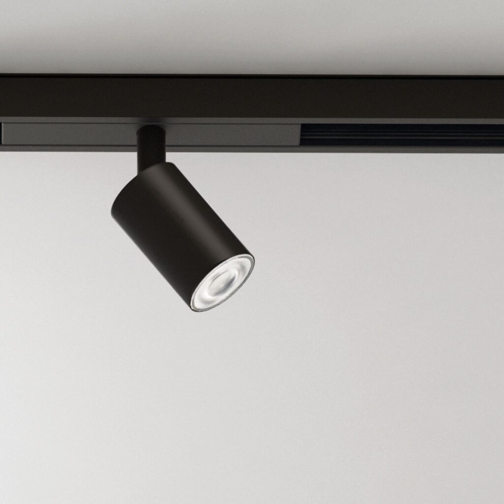 Faretto Macrolux Tiny nero sul binario magnetico, visto da vicino