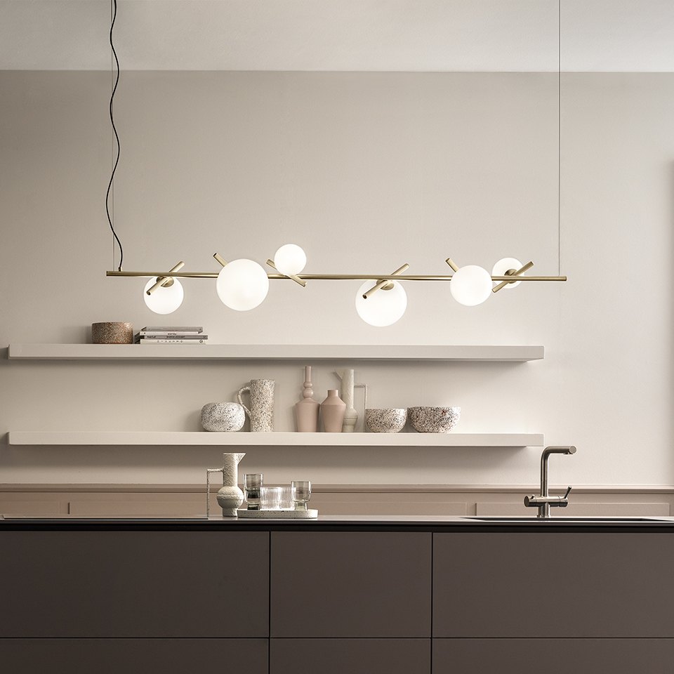 Cucina con la sospensione Masiero Posy con le sfere di vetro sopra il piano