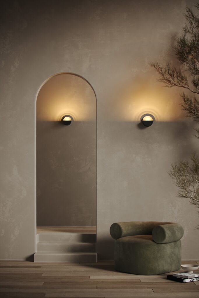 Applique Modular Impulse accanto a un arco, con un divano verde