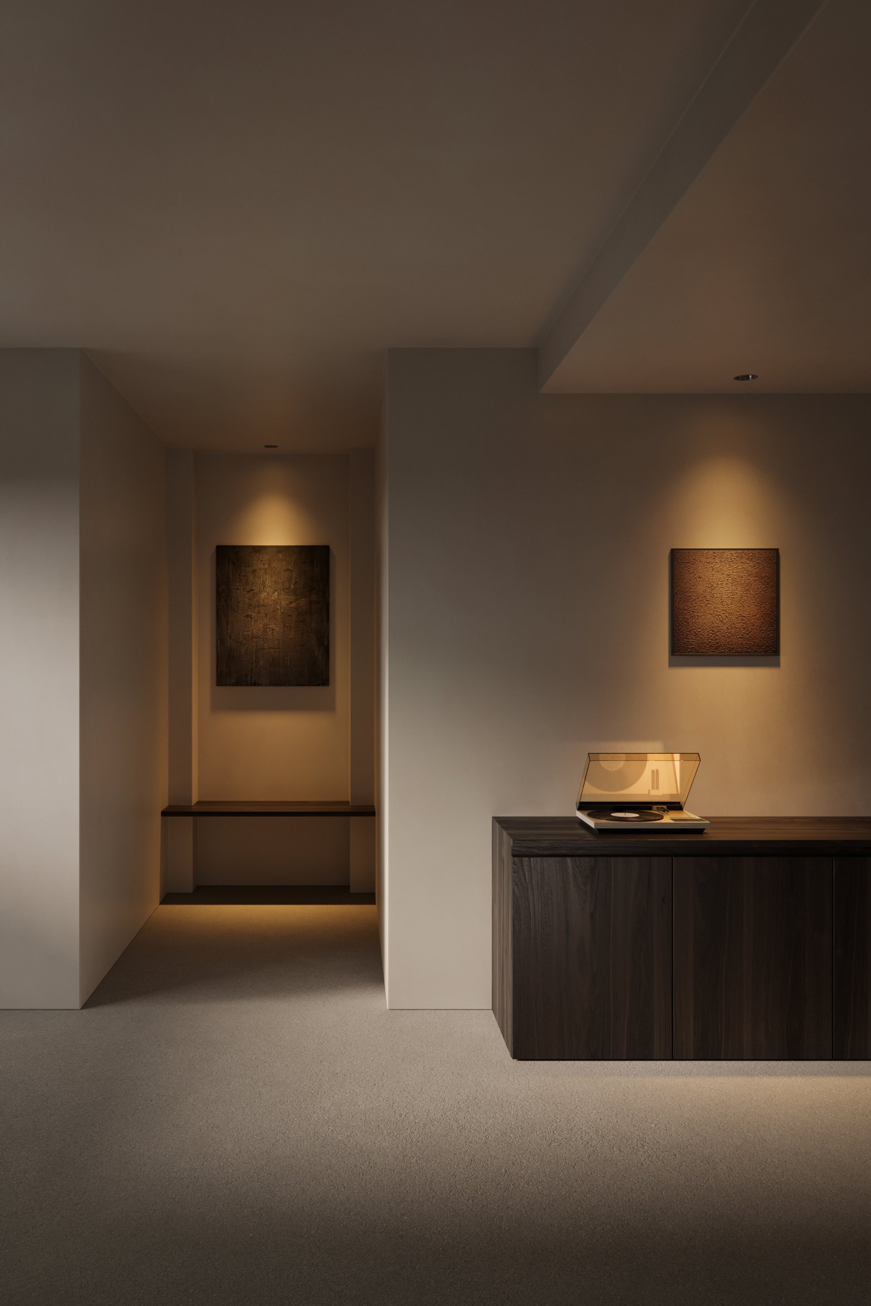 Salotto in penombra con la libreria illuminata dagli incassi Modular Klevr: la stessa scena al buio e con la luce accesa