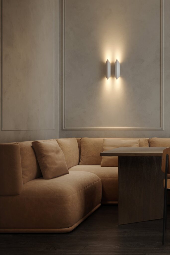 Applique Modular Chival con la luce su e giù sopra un divano beige