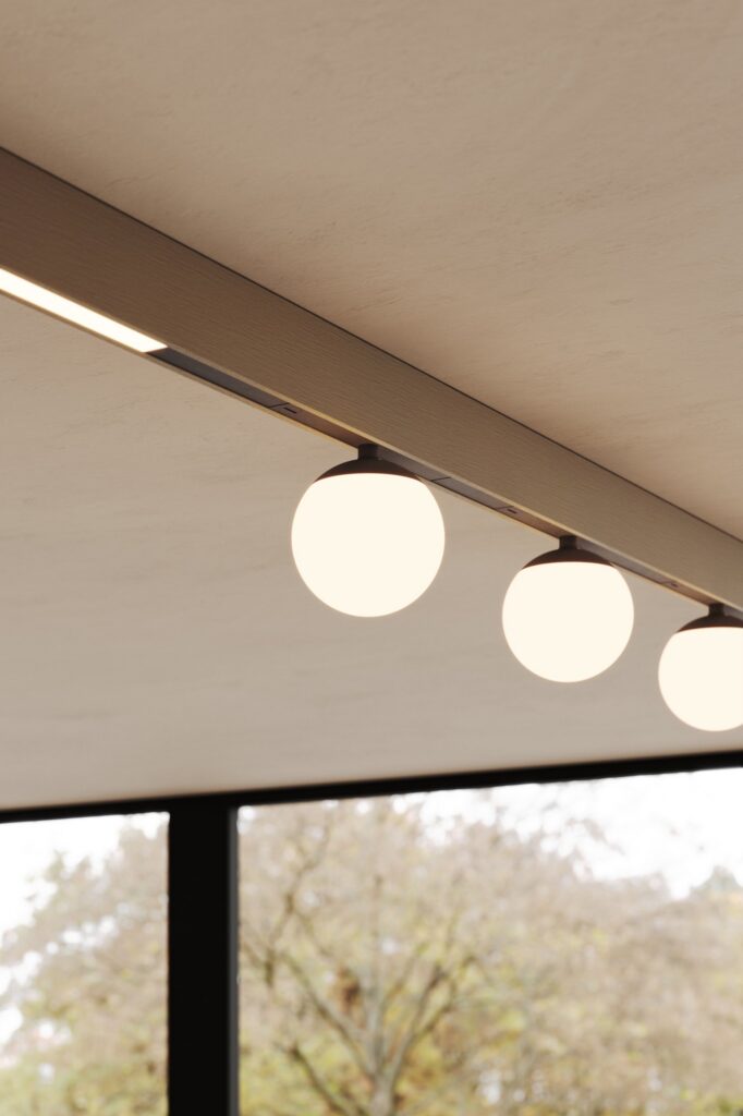 Binario magnetico Modular Pista a soffitto con le sfere di luce sopra il tavolo