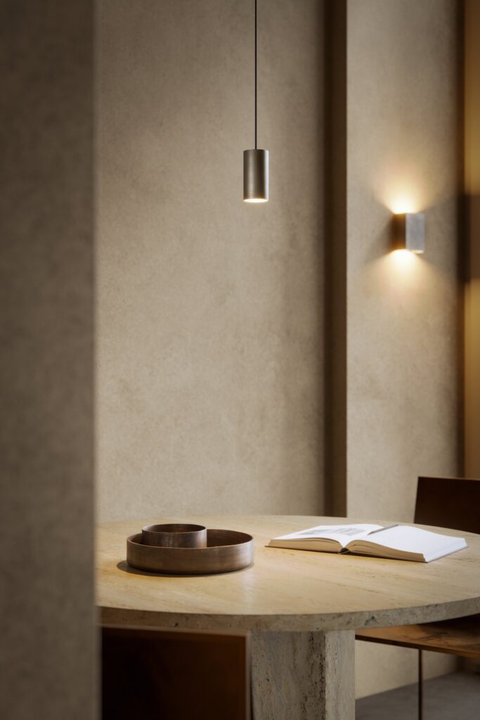 Sospensione e applique Modular Sulfer in una sala da pranzo con il tavolo in legno