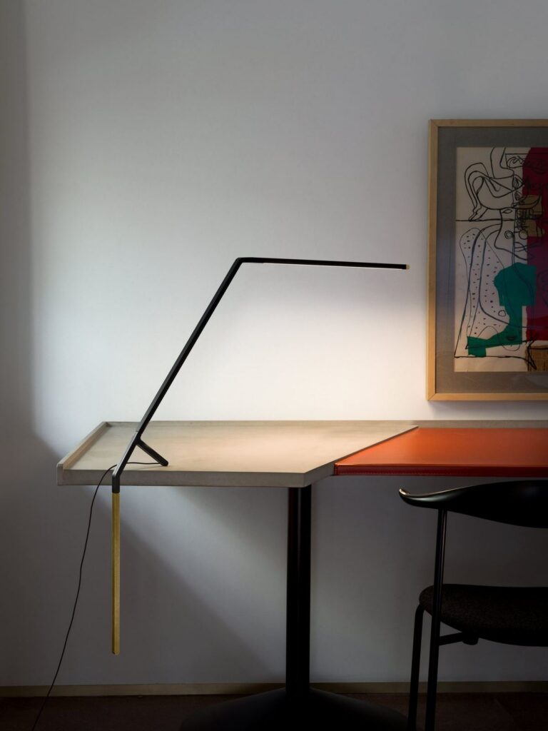 Lampada da tavolo Nemo Bird, sottile e nera, su una scrivania