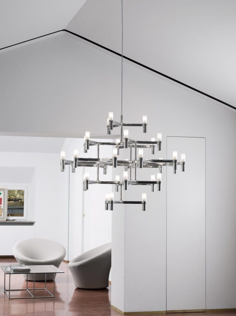 Lampadario Nemo Crown Major in un soggiorno bianco