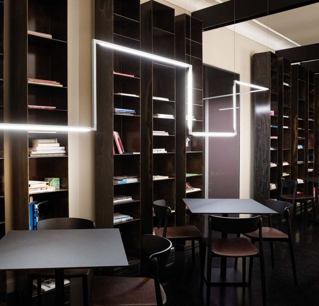 Linee di luce Nemo Linescapes su una libreria in un ufficio