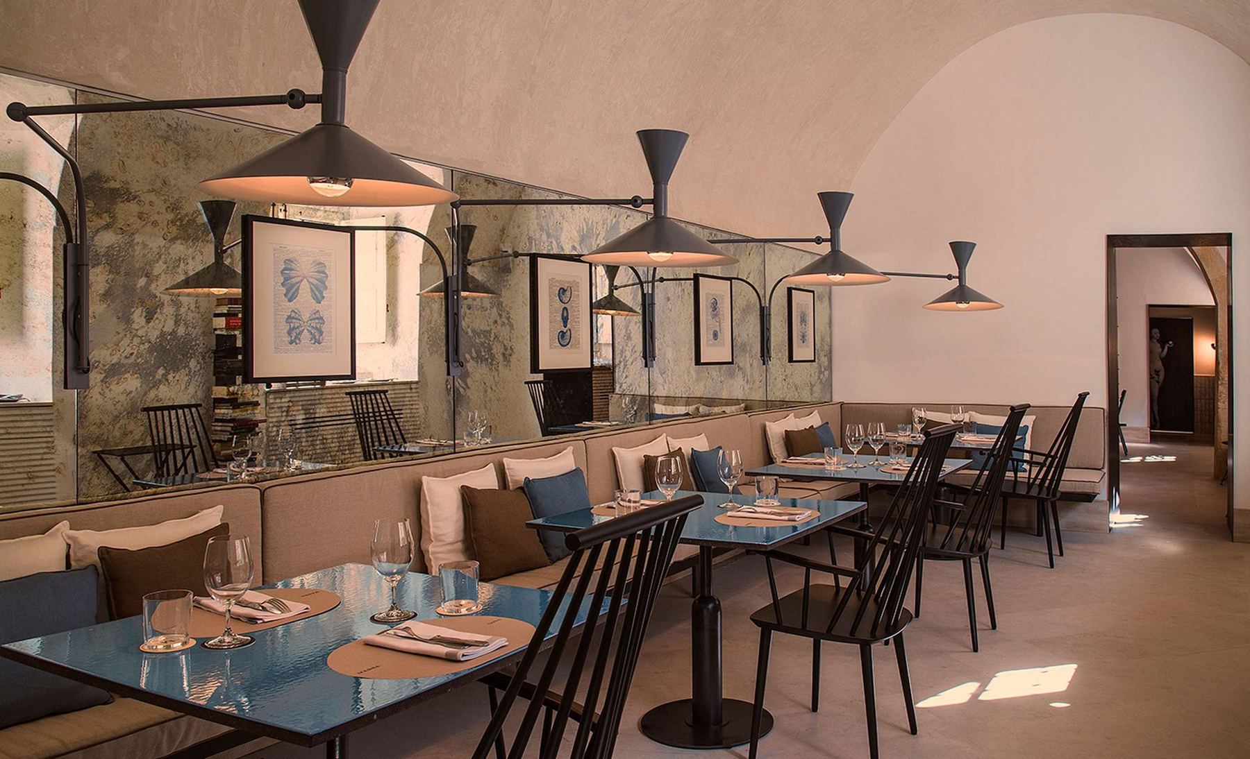 Ristorante con le sospensioni Nemo Lampe de Marseille: la stessa scena al buio e con la luce accesa