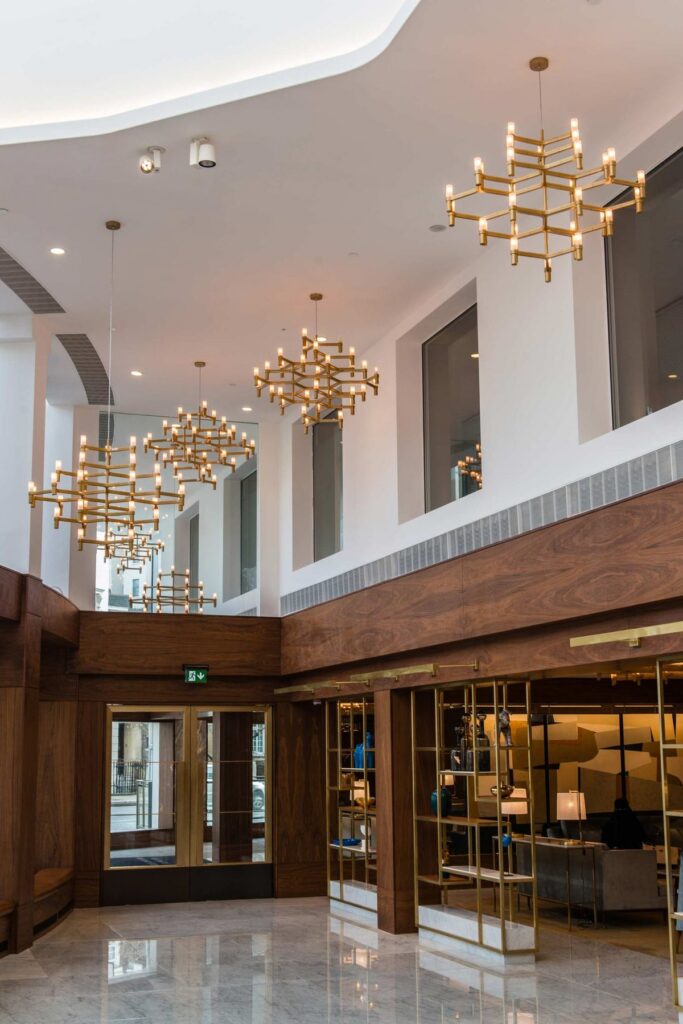 Lampadari Nemo Crown in ottone nella hall di un hotel