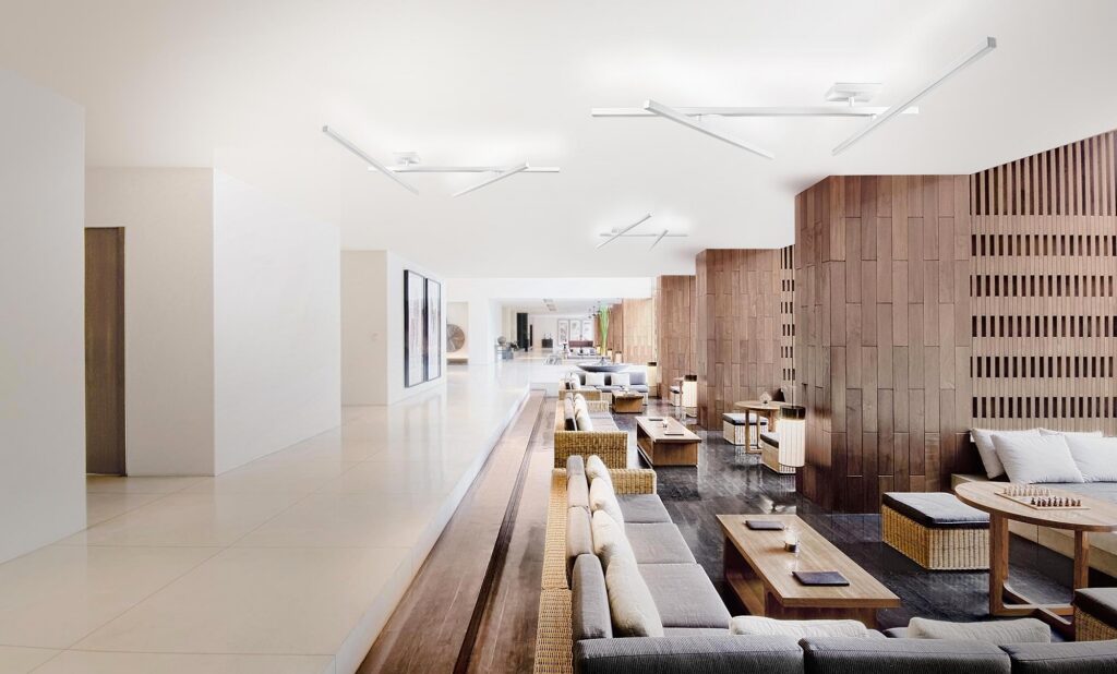 Sala con la linea di luce Panzeri Carmen a soffitto sopra il tavolo lungo