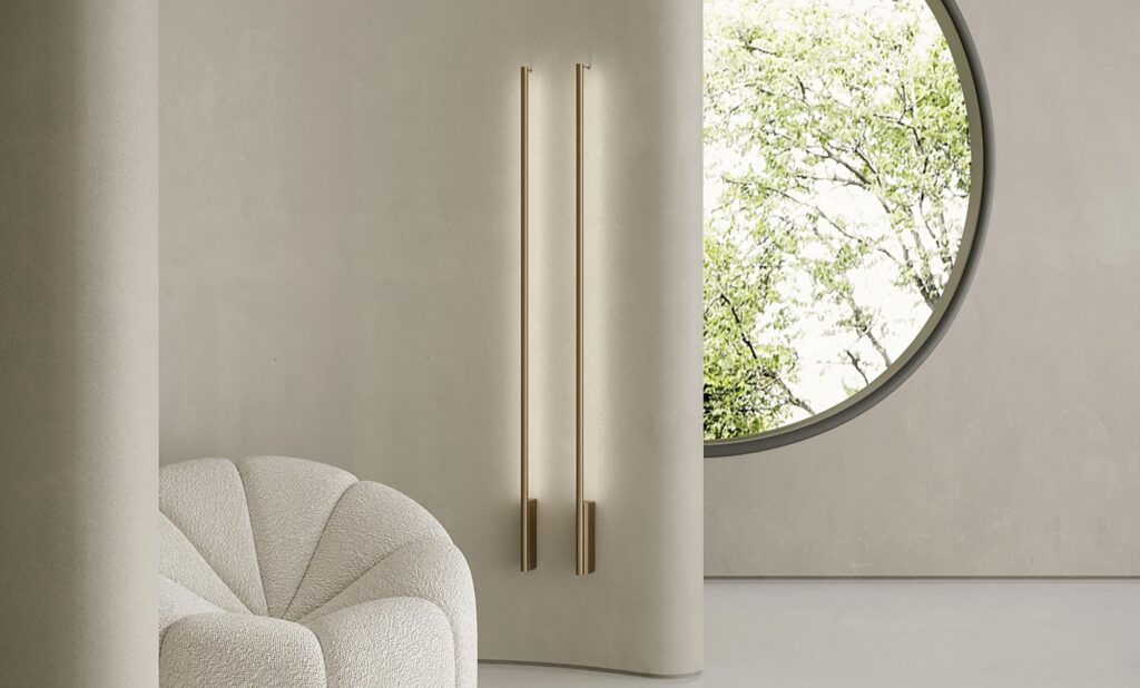 Lampada da terra Panzeri Hilow Line con la base in marmo accanto a una poltrona