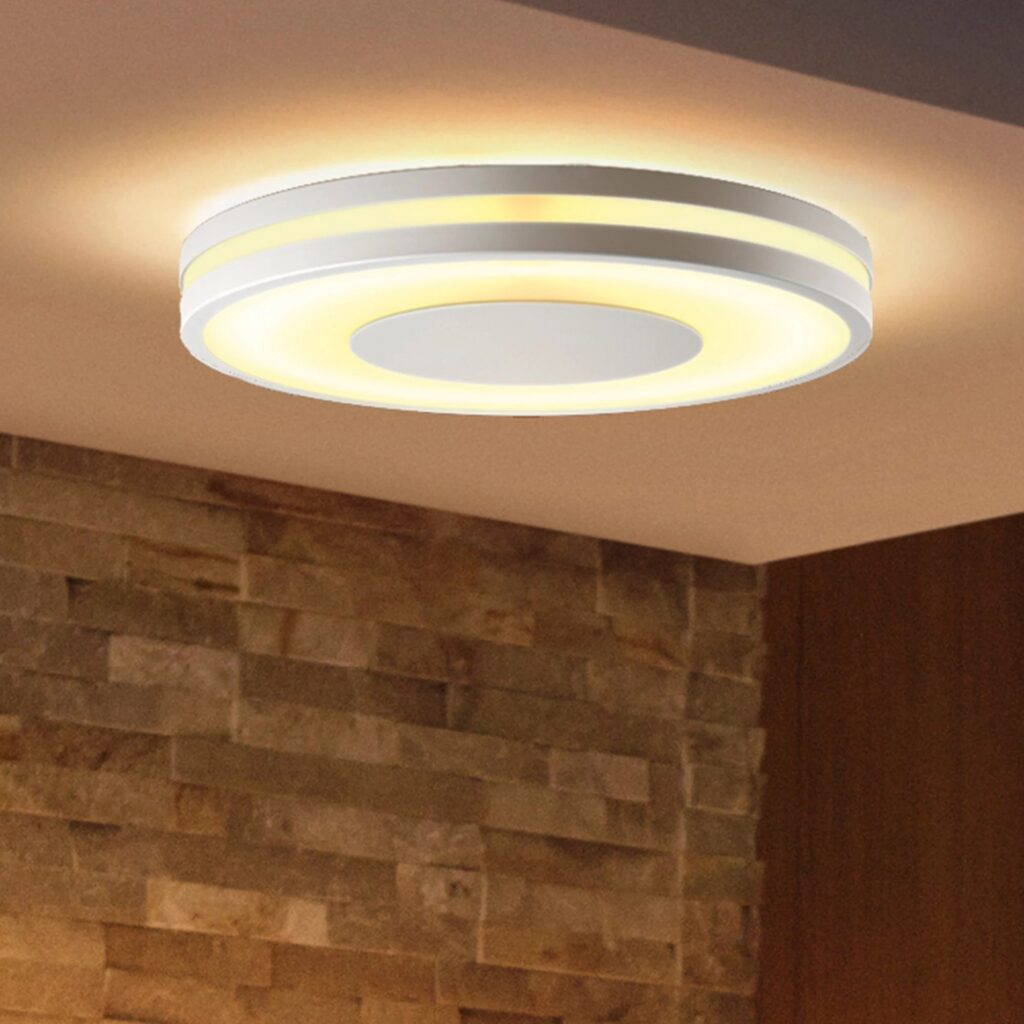 Plafoniera Philips Hue Being ad anello su un soffitto in legno