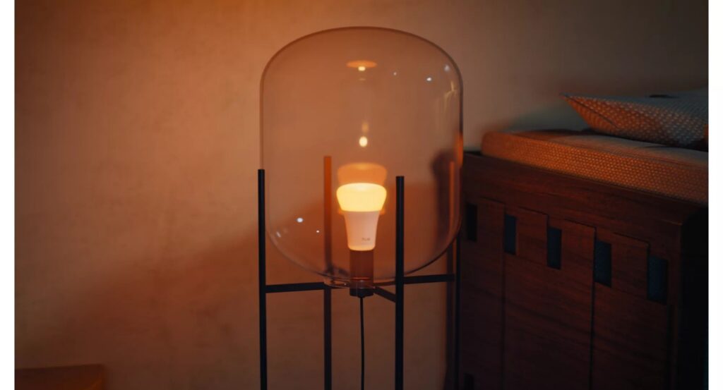 Lampadina Philips Hue Filament accesa in una lampada a gabbia