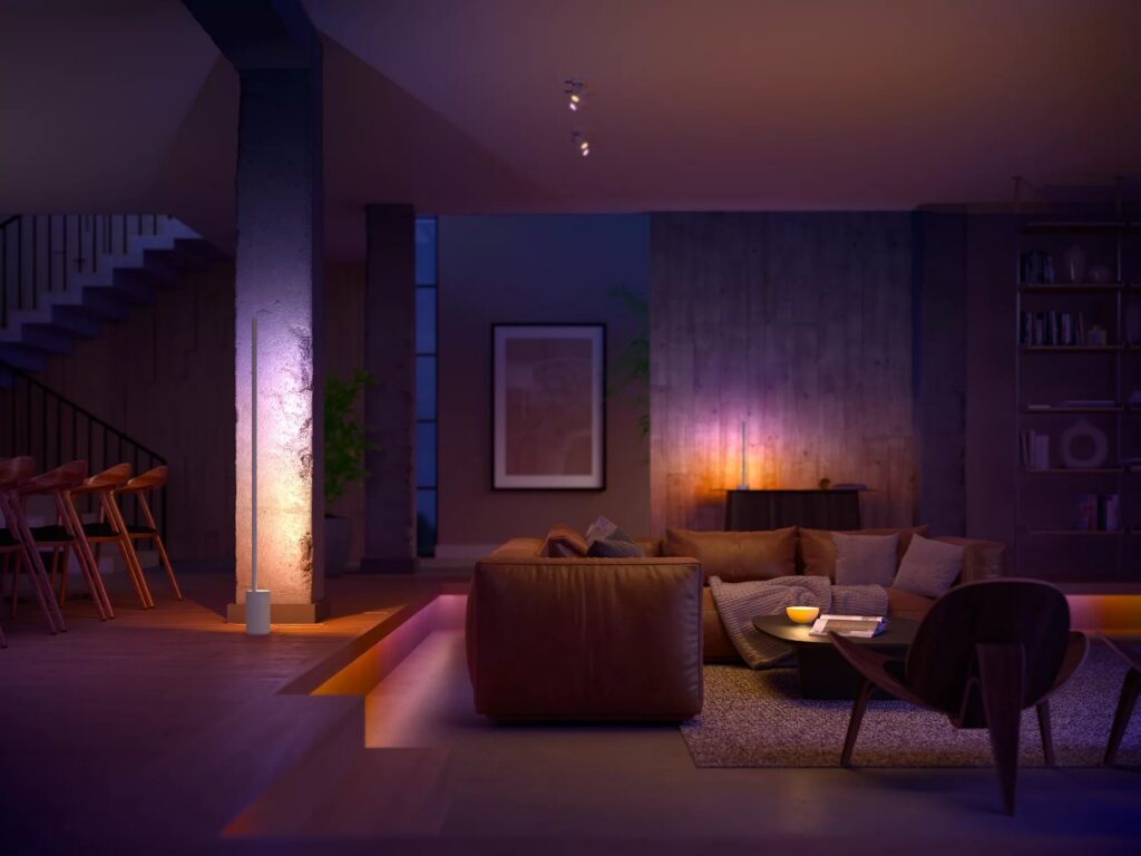 Soggiorno di sera con la lampada da terra Philips Hue Signe Gradient accesa in più colori