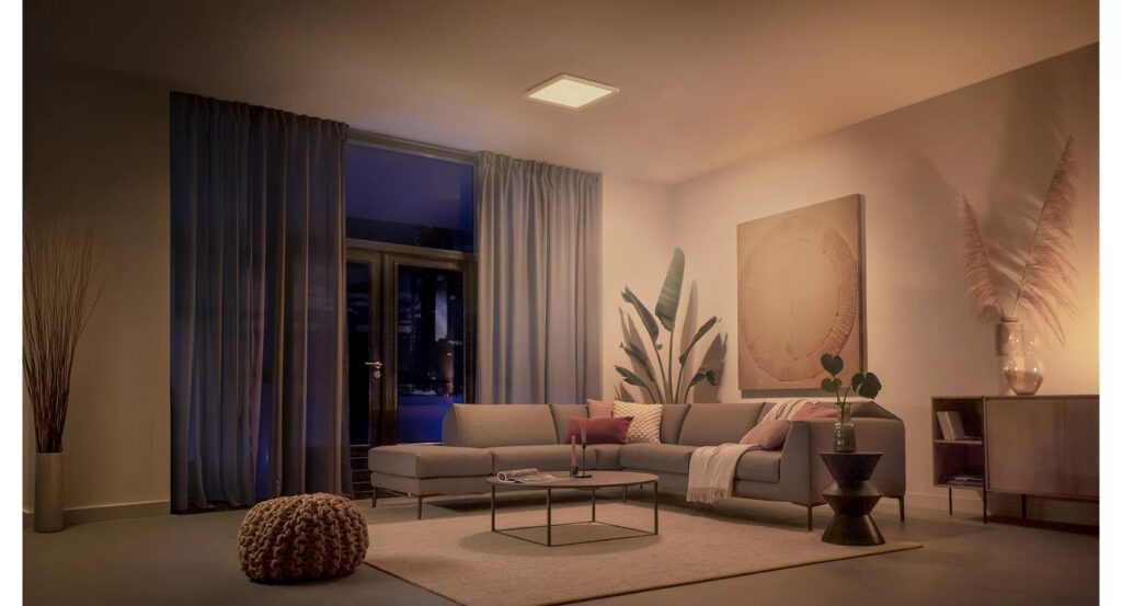 Soggiorno con il pannello Philips Hue Tento a soffitto e il divano