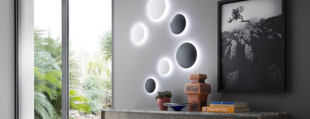 Dischi di luce Redo Group Umbra composti su una parete grigia