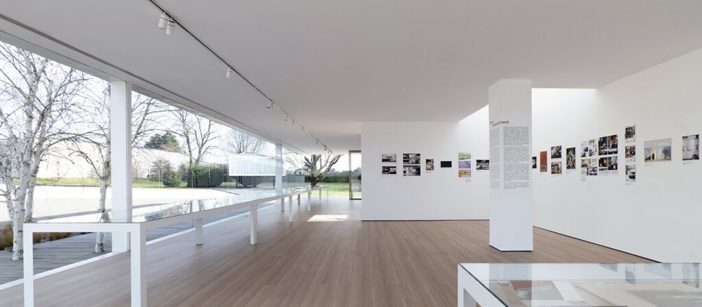 Sala espositiva del Molteni Museum con le grandi vetrate e la luce Reggiani