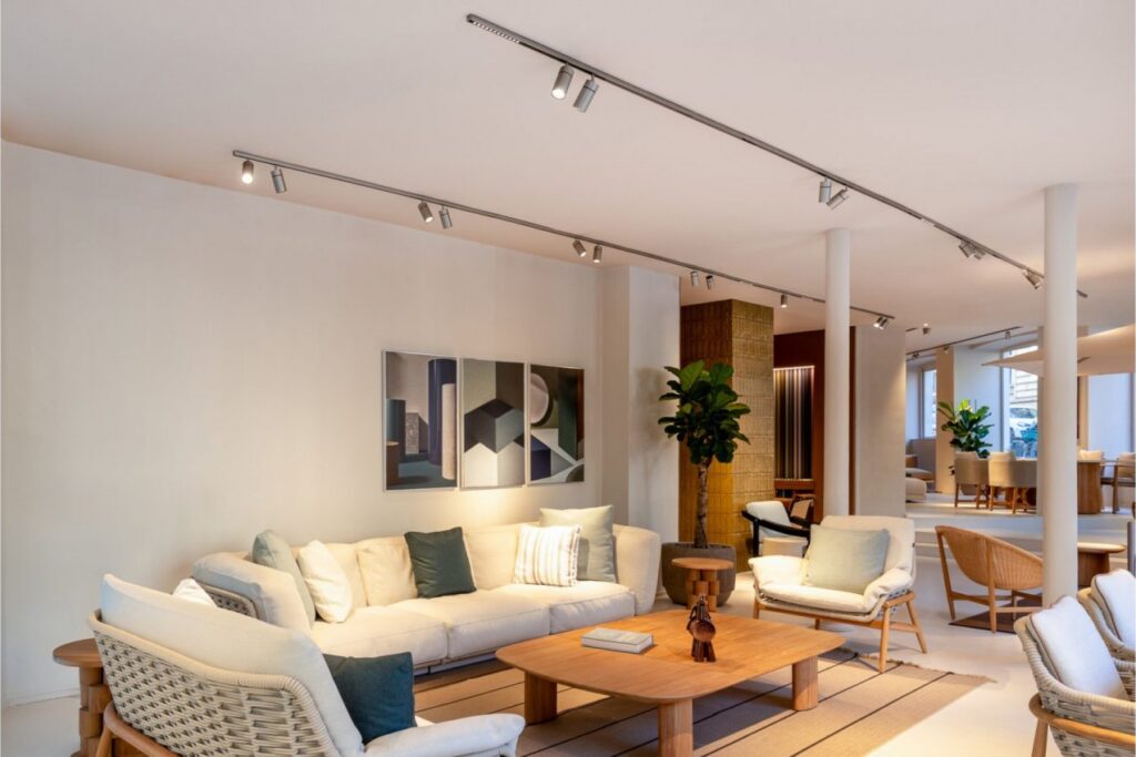 Showroom Kettal a Parigi con i divani e i proiettori Reggiani a soffitto