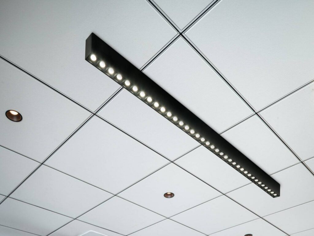 Linea di luce SLV GLENOS PRO nera a soffitto in un ufficio con il controsoffitto a quadri