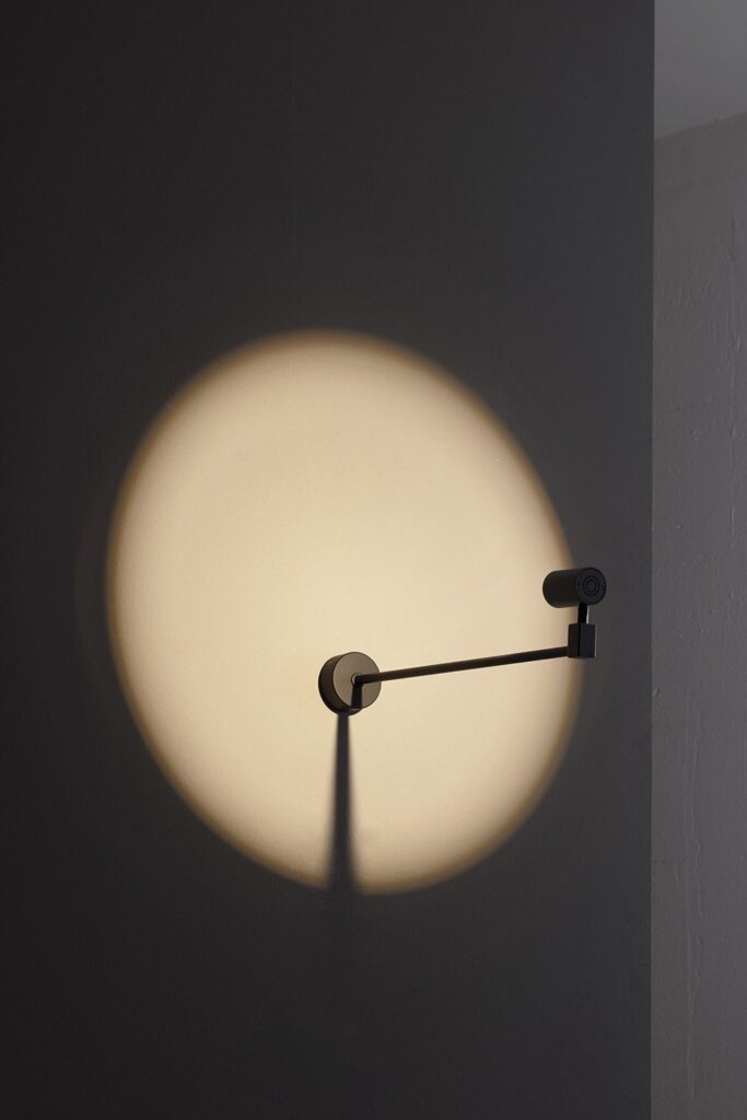 Lampada Vesoi Giotto che proietta un cerchio di luce su una parete