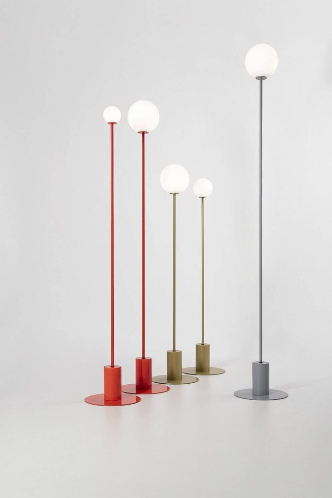 Lampade da terra Vesoi Palla con la sfera di vetro su un'asta colorata