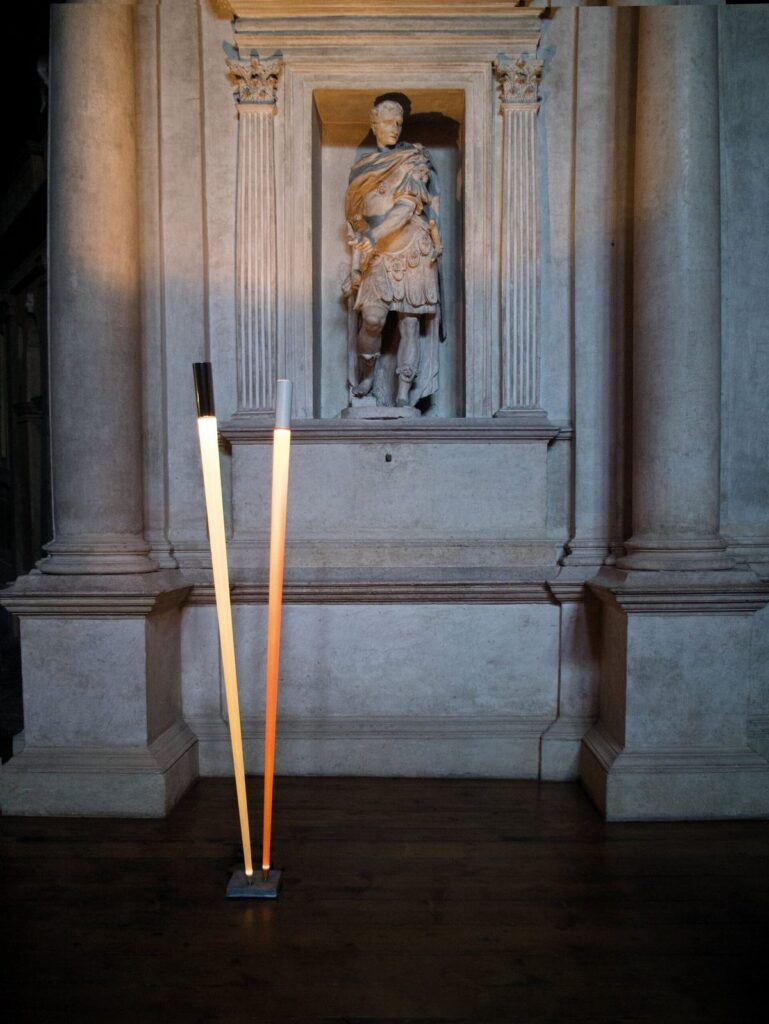 Lampade da terra Viabizzuno bamboo accanto a una statua antica