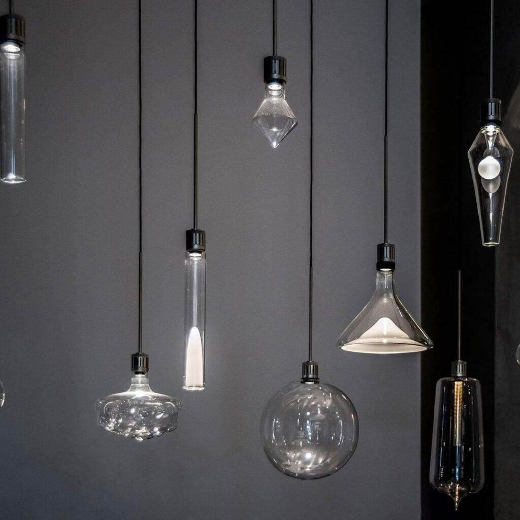 Lampadine e campane di vetro Viabizzuno n55 appese a diverse altezze