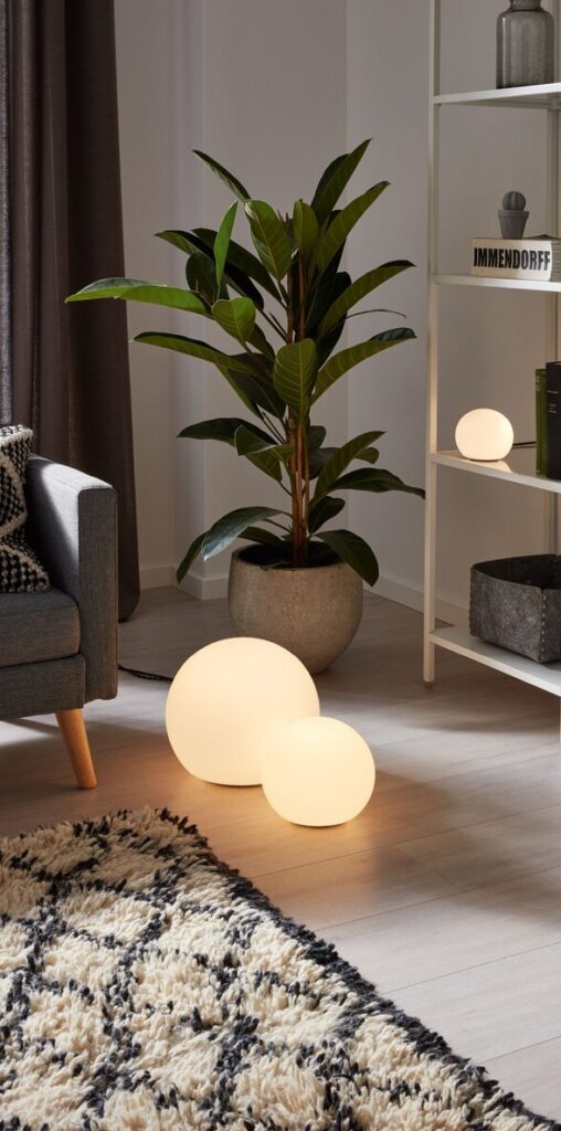 Soggiorno con la lampada da tavolo Wever & Ducré Dro a sfera e le piante