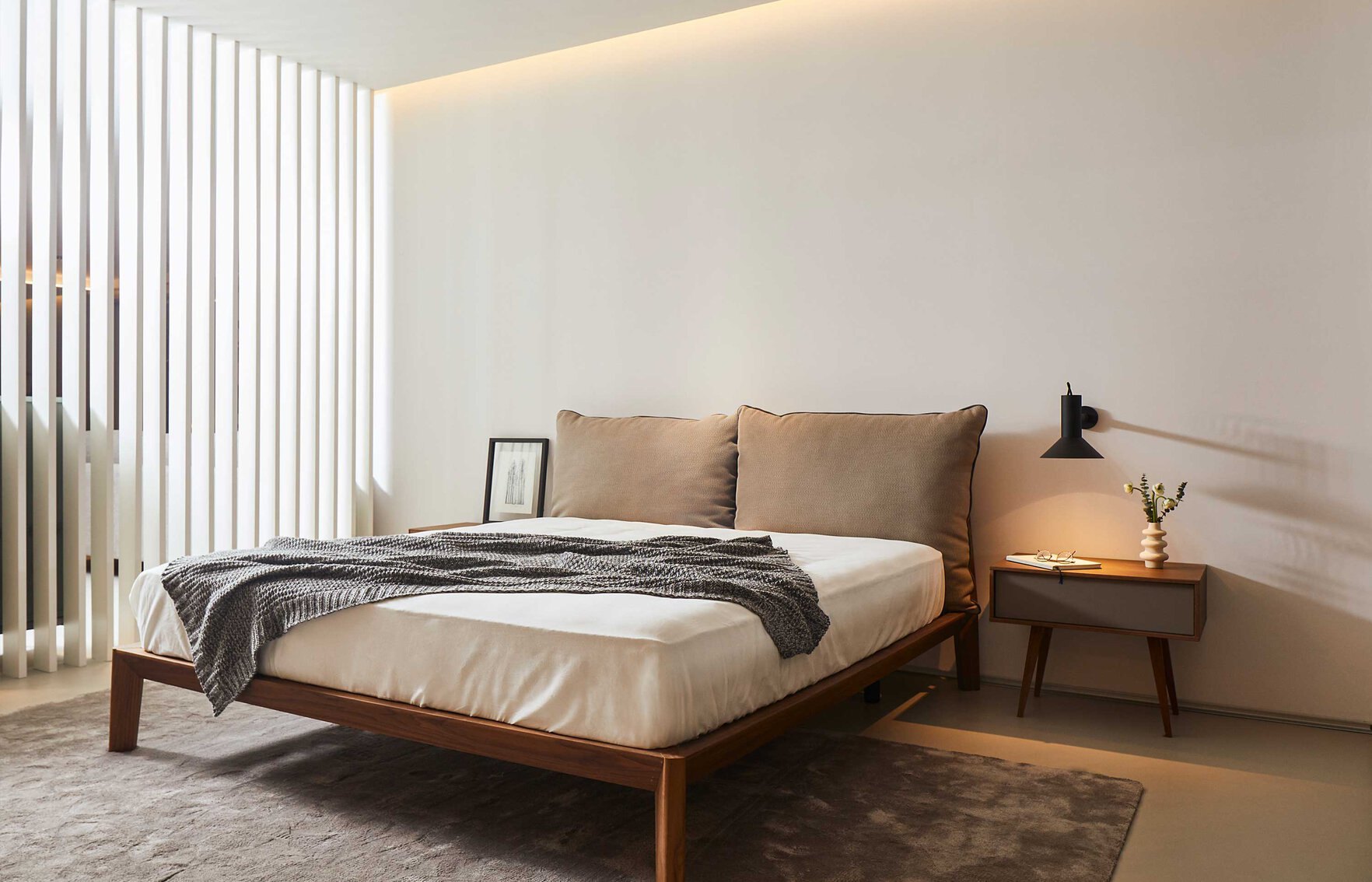Camera da letto con le applique Wever & Ducré Roomor accese ai lati del letto: la stessa scena al buio e con la luce accesa