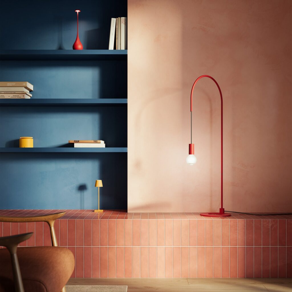 Lampada da tavolo Zafferano Filo rossa ad arco su una mensola blu