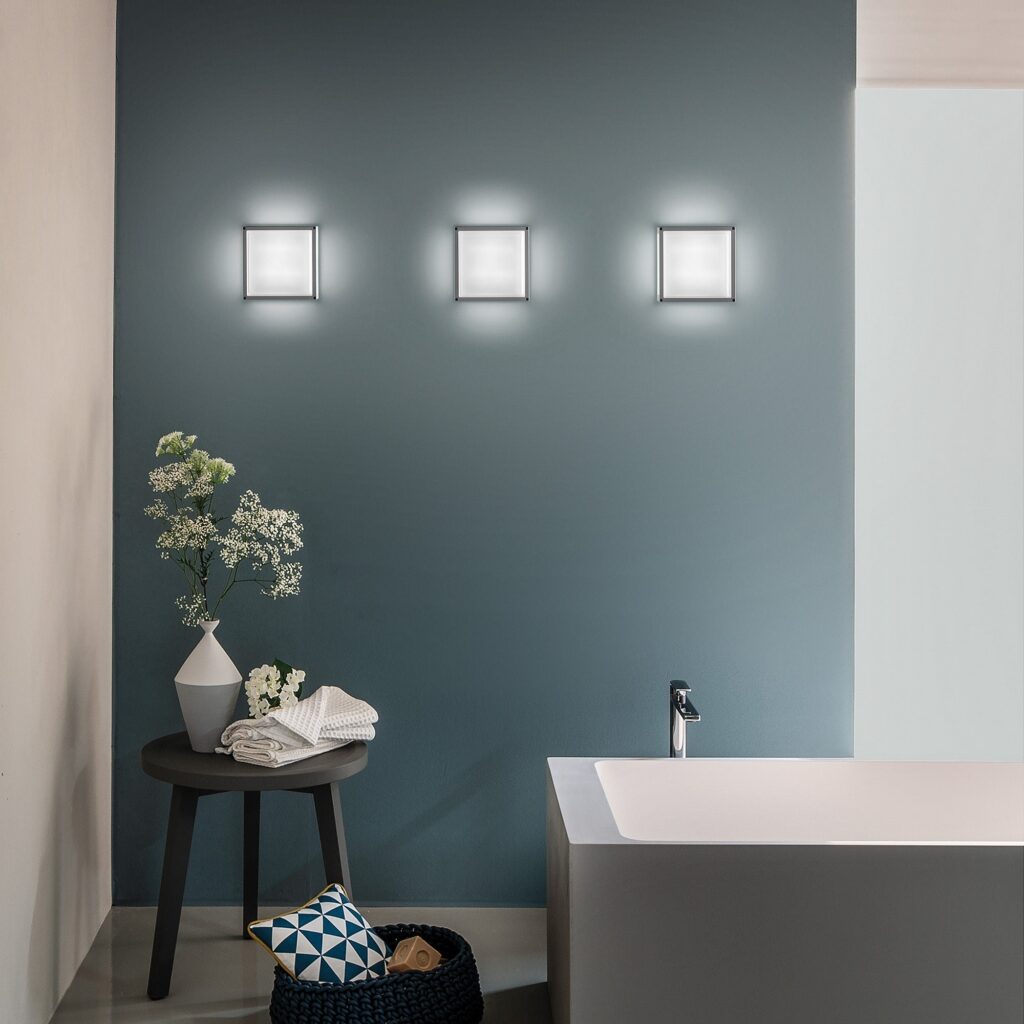 Applique Zafferano Home a cubo su una parete azzurra