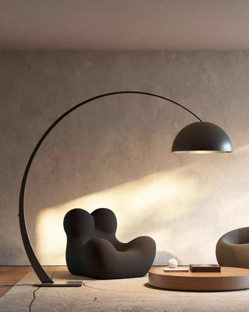 Lampada ad arco Zava 1962 nera sopra una poltrona in un soggiorno con la parete in cemento