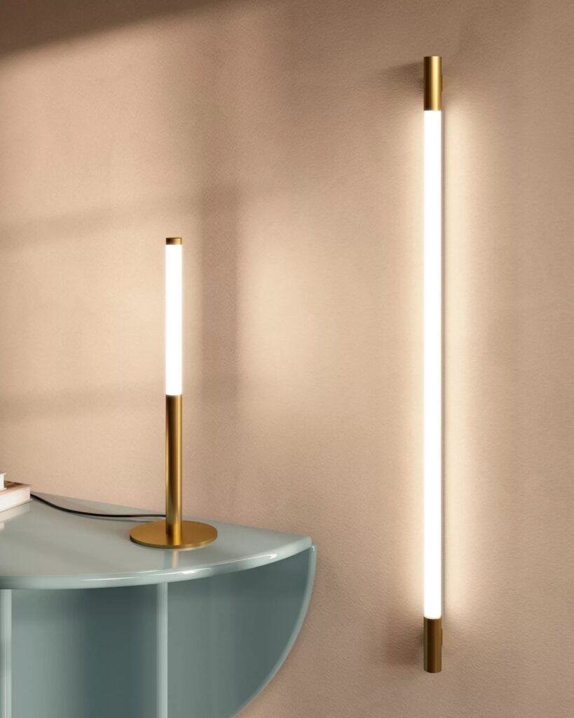 Lampada da parete Zava Cosima, un filo di luce fra due raccordi in ottone, accanto a una consolle